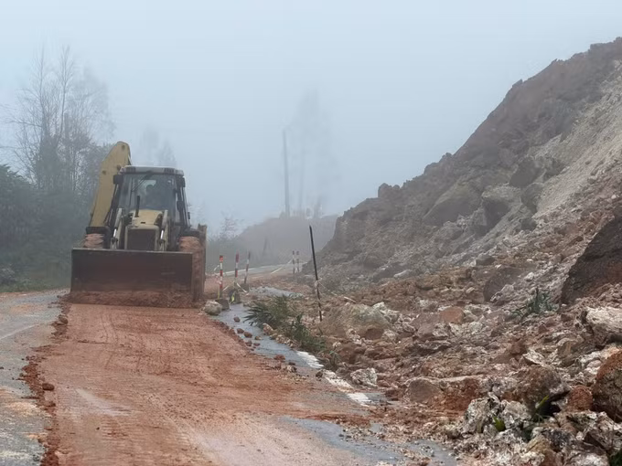 Lực lượng chức năng khẩn trương xử lý các điểm sạt lở trong điều kiện thời tiết có mưa, sương mù.