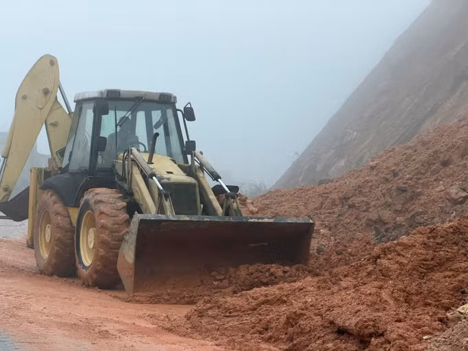 Lực lượng chức năng khẩn trương xử lý các điểm sạt lở trong điều kiện thời tiết có mưa, sương mù.