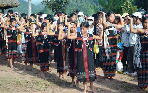 Kỳ lạ phong tục "ngủ duông" của đồng bào Cơ tu