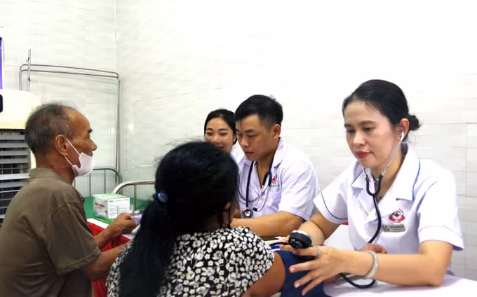 Thăm khám miễn phí cho người dân. Ảnh: Văn Tý/TTXVN