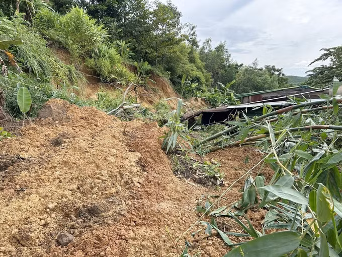 Sạt lở đất do mưa lớn kéo dài tại tỉnh Đắk Lắk. Ảnh tư liệu: TTXVN phát