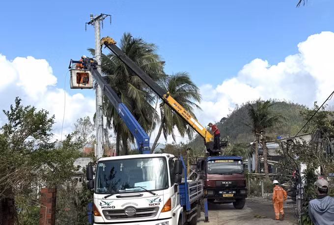 Ngành điện lực phấn đấu cấp điện cho 100% khách hàng bị mất điện trong ngày 14/11.