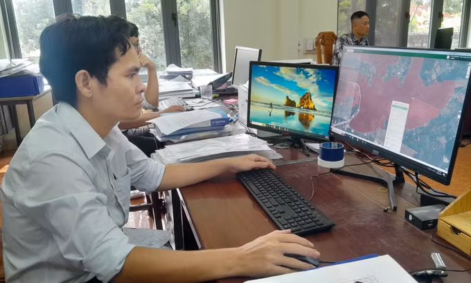 Hoàng Văn Cảnh kiểm tra bản đồ số về diện tích trồng cao su của công ty.