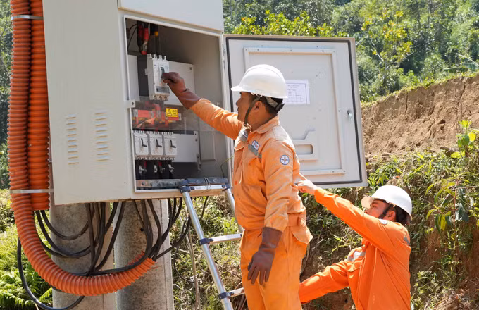 Cán bộ điện lực đóng điện trạm biến áp cung cấp điện cho cụm dân cư 3B.