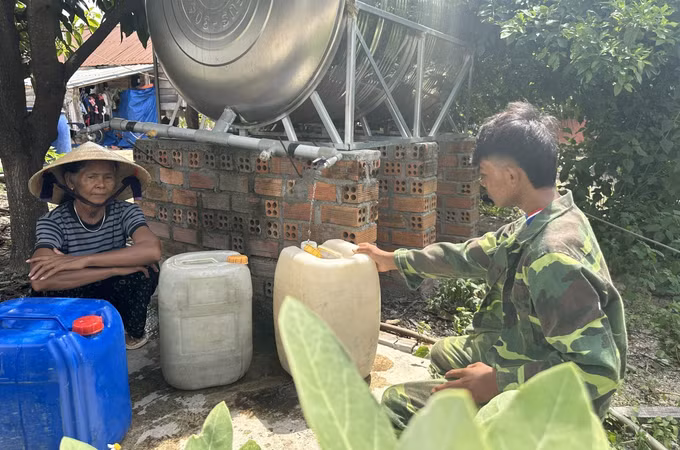 Người dân xã Suối Trai chắt chiu từng giọt nước sạch tại các điểm cấp nước tập trung.