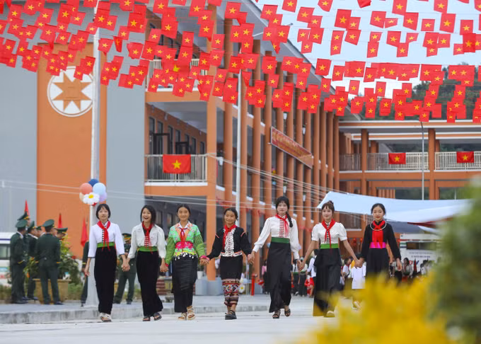 Học sinh các dân tộc vui mừng trong ngày khai giảng năm học mới tại ngôi trường nội trú liên cấp khang trang, hiện đại ở xã Thanh Nưa, tỉnh Điện Biên. Ảnh: Xuân Tư/TTXVN