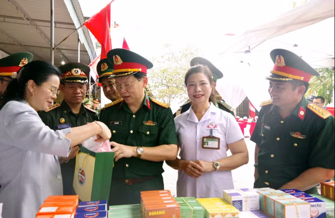 Chuẩn bị thuốc để cấp phát miễn phí cho người dân. Ảnh: Văn Tý/TTXVN