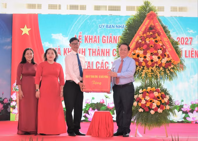Đại tướng Nguyễn Trọng Nghĩa trao quà cho trường THPT chuyên Trần Văn Giàu. Ảnh: Đức Hạnh/TTXVN