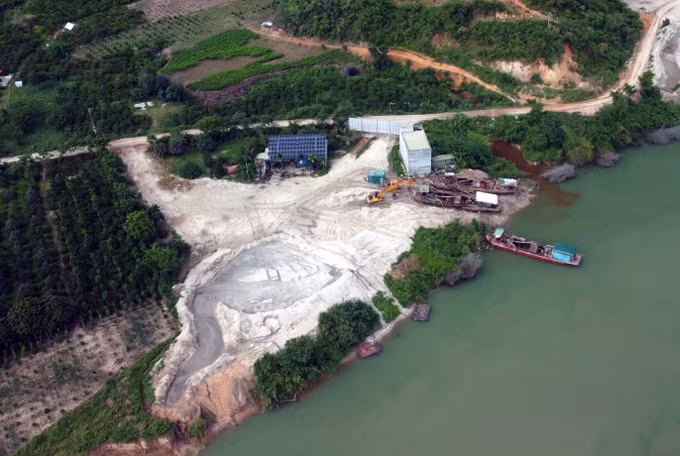 UBND tỉnh Đắk Nông chỉ đạo rà soát, tổng hợp hiện trạng các phương tiện khai thác cát trên sông Krông Nô. Ảnh: Ngọc Minh/TTXVN