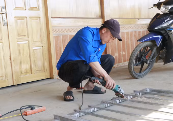 Đảng viên trẻ Giàng A Lử tại thôn Nậm Khắt, xã Púng Luông (Lào Cai) luôn gương mẫu đi đầu trong việc vận động gia đình, nhân dân thực hiện tốt chủ trương, đường lối của Đảng, chính sách, pháp luật của Nhà nước.