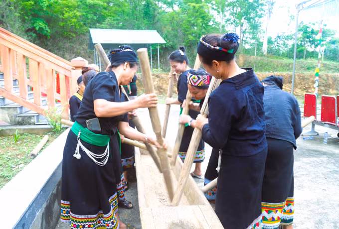 Phụ nữ Ơ Đu chơi “khắc luống” - nhạc cụ truyền thống của đồng bào Ơ Đu trong ngày diễn ra Lễ đón tiếng sấm đầu năm.