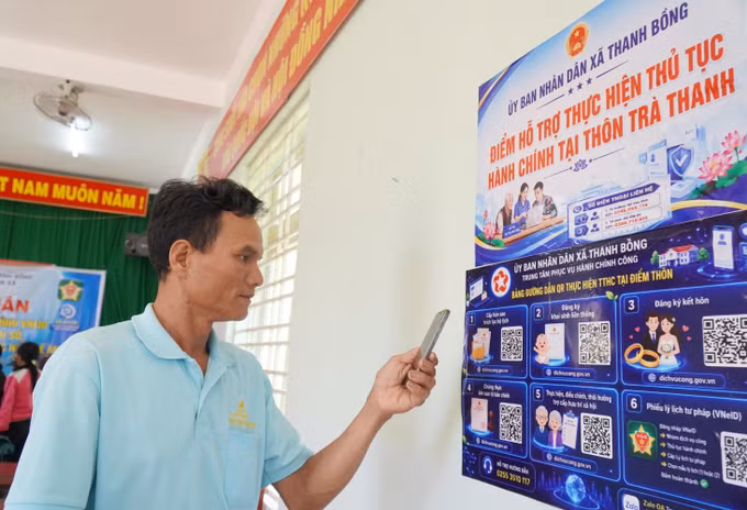 Người dân quét mã truy cập thực hiện thủ tục hành chính.