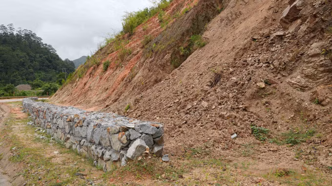 Vị trí thường xuyên sạt lở trên Quốc lộ 40B đã được kè tạm để chắn đất, đá sạt lở gây nguy hiểm cho người và phương tiện.