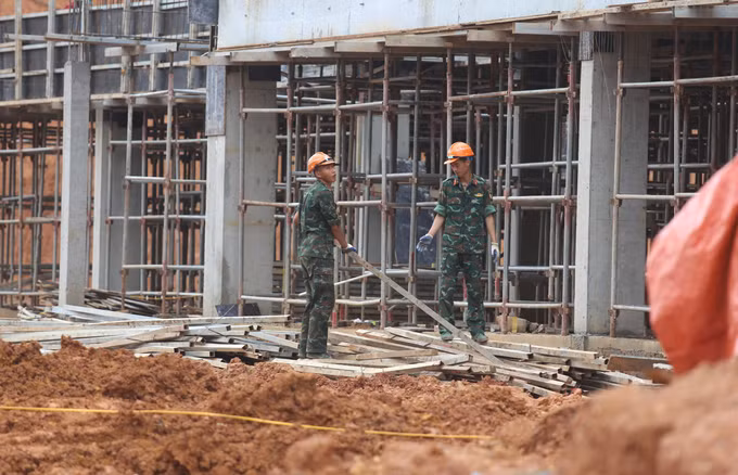 Cán bộ, chiến sĩ Lữ đoàn Pháo binh 382, Quân khu 1 tham gia hỗ trợ xây dựng công trình Trường liên cấp Tiểu học và THCS Trường Hà, tỉnh Cao Bằng. Ảnh: Chu Hiệu/TTXVN