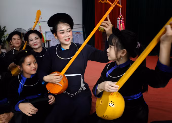 Truyền dạy hát Then, đàn tính cho các em nhỏ tại Câu lạc bộ hát Then, đàn tính xã Lục Ngạn (Bắc Ninh). Ảnh: Danh Lam/TTXVN