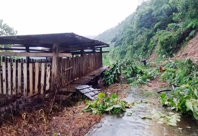 Do ảnh hưởng của hoàn lưu bão số 1 trên địa bàn tỉnh Lai Châu có mưa lớn gây sạt lở nghiêm trọng nhiều tuyến đường. Ảnh: TTXVN phát