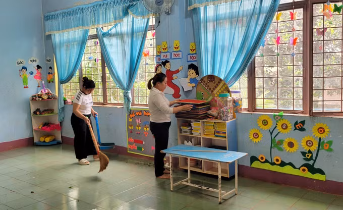 Giáo viên trường Mần non Vàng Anh, xã biên giới Ia Pnôn quét dọn, trang trí lớp học để chuẩn bị cho năm học mới. Ảnh: Hoài Nam/TTXVN