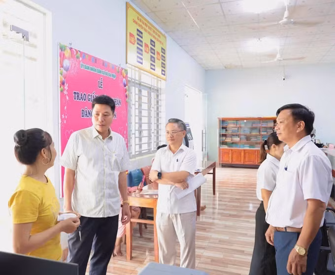 Bí thư Đảng ủy xã Bù Gia Mập Lê Hoàng Nam thăm hỏi người dân khi thực hiện thủ tục hành chính tại Trung tâm Phục vụ hành chính công xã.