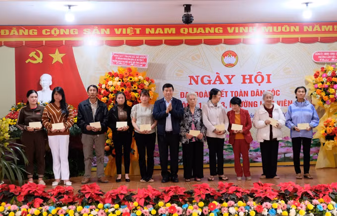 Bí thư Tỉnh ủy Lâm Đồng Y Thanh Hà Niê Kđăm tặng quà cho các hộ gia đình có hoàn cảnh khó khăn trên địa bàn khu dân cư Hà Đông (phường Lâm Viên - Đà Lạt).