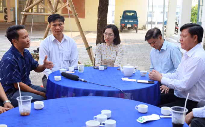 Chủ tịch UBND xã Nha Bích Nguyễn Hồng Thái (đầu tiên, bên phải) lắng nghe kiến nghị của người dân. Ảnh: Đậu Tất Thành/TTXVN