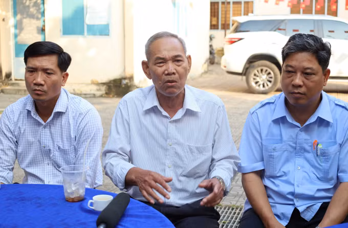 Ông Điểu Đép, ấp Minh Lập 2, nêu ý kiến, nguyện vọng tới lãnh đạo xã Nha Bích. Ảnh: Đậu Tất Thành/TTXVN
