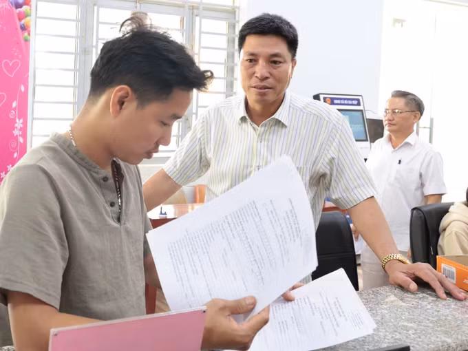 Bí thư Đảng ủy xã Bù Gia Mập Lê Hoàng Nam kiểm tra công tác thực hiện thủ tục hành chính tại Trung tâm Phục vụ hành chính công xã.