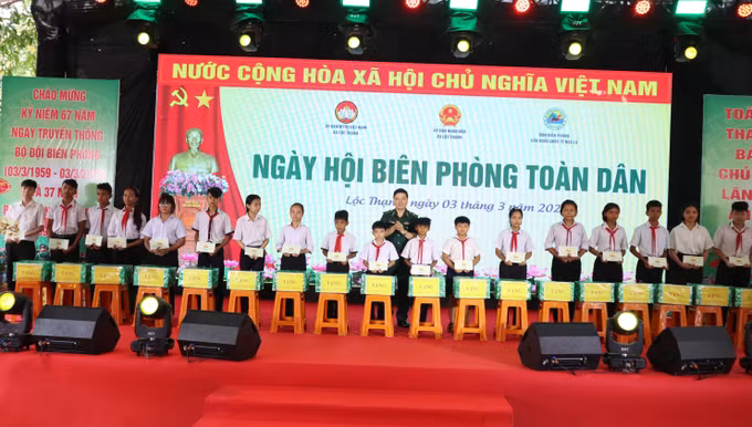Đại diện lãnh đạo Bộ đội biên phòng trao tặng quà, học bổng cho các cháu học sinh trong Chương trình “Nâng bước em tới trường - Con nuôi đồn Biên phòng.
