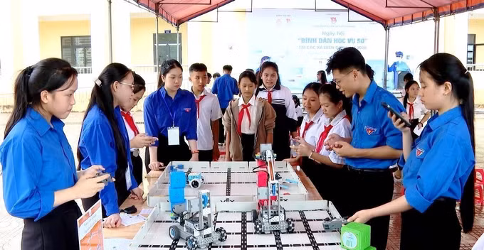 Thanh thiếu nhi vùng biên giới, miền núi xã Tuyên Lâm (tỉnh Quảng Trị) được trực tiếp quan sát, thực hành và khám phá công nghệ tại "Ngày hội Bình dân học vụ số".
