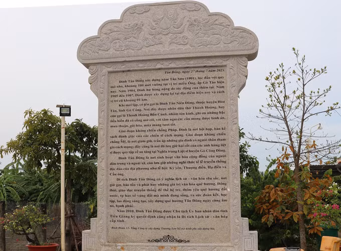 Bia công nhận ngôi đình Tân Đông là di tích lịch sử - văn hóa cấp tỉnh.