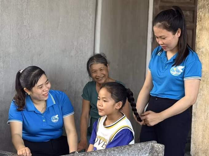 Hội phụ nữ xã Tư Nghĩa quan tâm, chăm sóc cháu Phạm Nguyễn Phương Uyên (sinh năm 2016, trú thôn Điện An 4) - một trong những trẻ được nhận đỡ đầu.