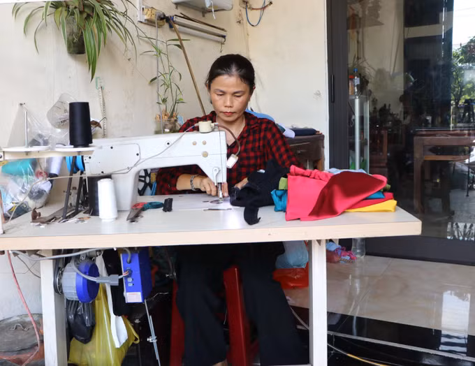 Chị Nguyễn Thị Bích, phường Nghĩa Lộ được Hội phụ nữ Phường hỗ trợ chiếc máy may làm sinh kế để vươn lên trong cuộc sống.