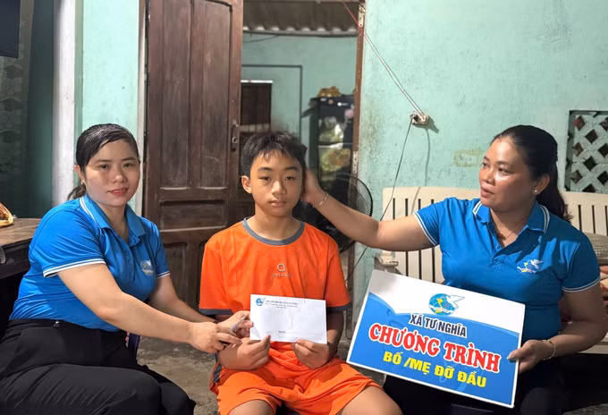 Hội phụ nữ xã Tư Nghĩa trao kinh phí hỗ trợ cho cháu bé do Hội nhận đỡ đầu.