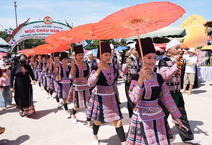 Hoạt động biểu diễn văn hóa cộng đồng đường phố tại Tuần Văn hóa - Du lịch Mộc Châu, tỉnh Sơn La năm 2026.