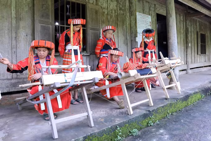 Đồng bào dân tộc Pà Thẻn, thôn Thượng Minh, xã Hồng Quang (Lâm Bình, Tuyên Quang) thêu, dệt thổ cẩm. Ảnh: Hoàng Hải/TTXVN