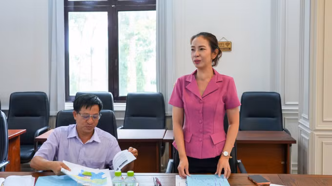 Bà Nguyễn Việt Anh Thư, Chủ tịch UBND xã Tân Châu, tỉnh Tây Ninh, trình bày các tiêu chí và Đề án thành lập phường.