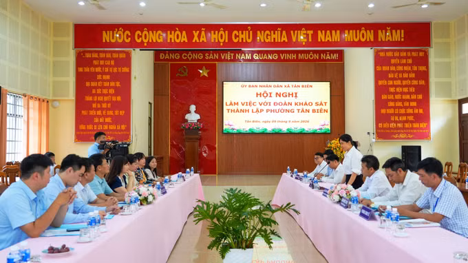 Quang cảnh buổi làm việc giữa Đoàn công tác của Bộ Nội vụ và lãnh đạo xã Tân Biên, tỉnh Tây Ninh về việc thẩm định đề án thành lập phường.