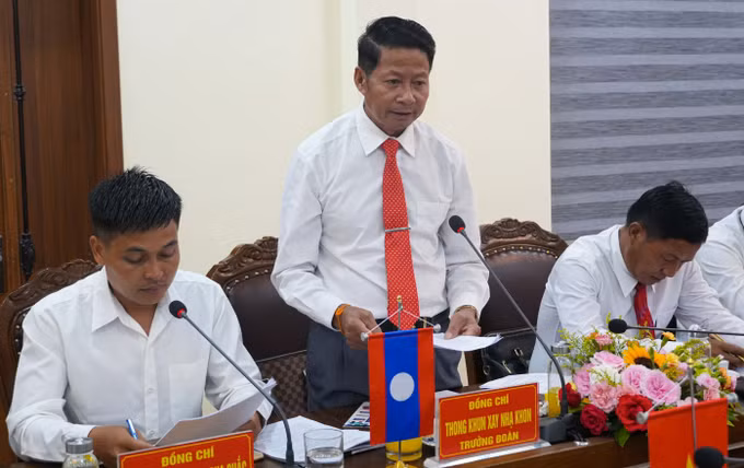 Phó Bí thư Huyện ủy, Chủ tịch Ủy ban Chính quyền, Trưởng Đoàn đại biểu huyện Mường Mày, Thoong Khun - Xay Nhạ Khon phát biểu tại buổi làm việc.