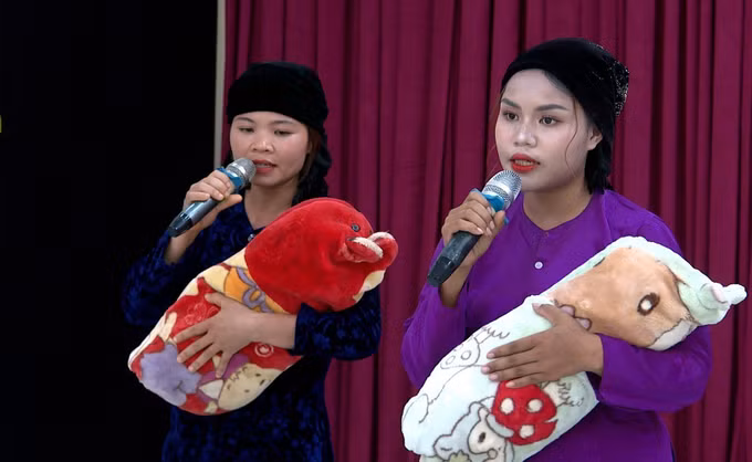 Người dân bản Yên Hợp tập hát các làn điệu dân ca được xem là bản sắc của đồng bào dân tộc Chứt (xã Kim Phú, Quảng Trị). Ảnh: TTXVN phát