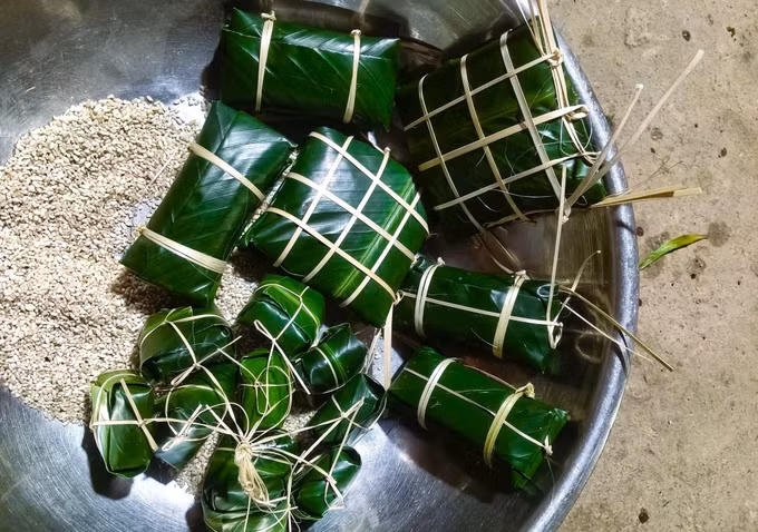 Bánh chưng đen của người Thái không có nhân, được phân thành 4 loại có hình dạng, kích thước, tên gọi mà mang ý nghĩa khác nhau, gồm: Bánh sừng trâu, bánh gậy, bánh đôi và bánh vuông nhỏ. Ảnh: TTXVN phát