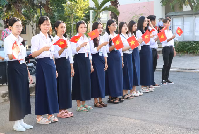 Trường Phổ thông Dân tộc nội trú Trung học phổ thông Trà Vinh (phường Long Đức) có 100% học sinh dân tộc Khmer.
