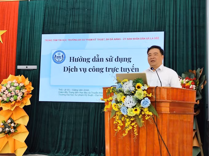 Thạc sỹ Lê Vũ, Giám đốc Trung tâm Tin học, Trường Đại học Sư phạm Kỹ thuật - Đại học Đà Nẵng, hướng dẫn người dân xã La Dêê sử dụng AI.