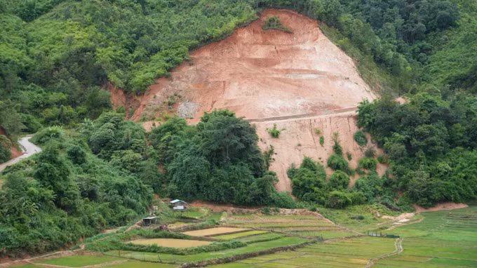 Vị trí thường sạt lở trên đường vào thôn Tu Thó, xã Măng Ri, được khắc phục để người và phương tiện lưu thông.