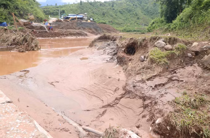 Lũ lên cao khiến một số khu vực hai bên suối Nậm Cuổi của xã Nậm Mạ bị sạt lở.
