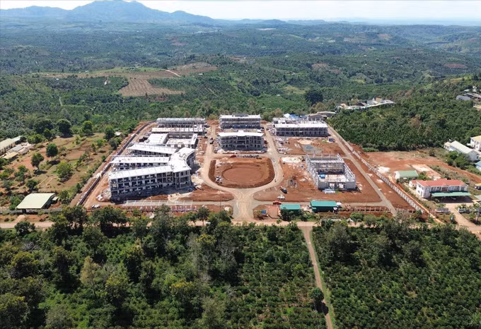 Công trường xây dựng trường Phổ thông nội trú liên cấp Tiểu học và Trung học cơ sở Thuận An. Ảnh: Nguyễn Huy Thành/TTXVN