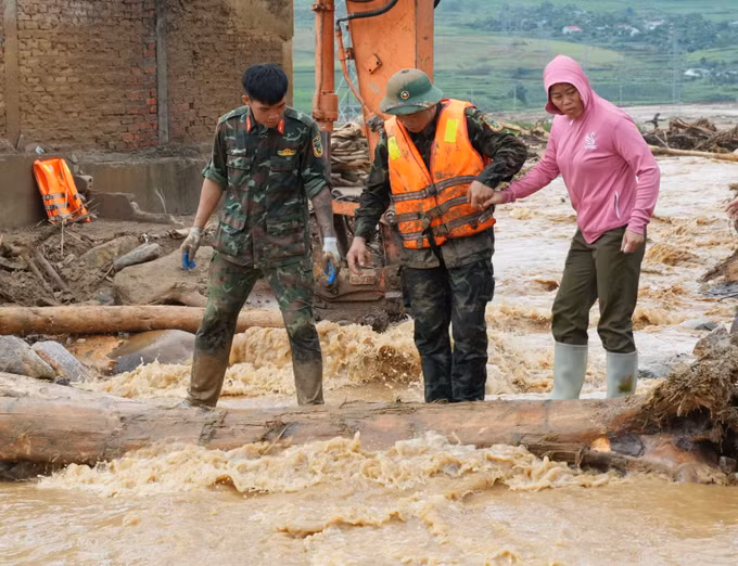 Bộ đội là điểm tựa cho người dân nơi tâm lũ Mường Than.