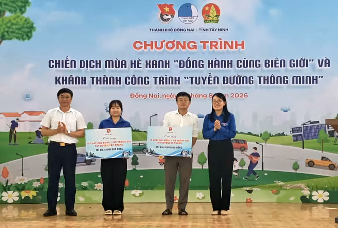 Chương trình trao bảng tượng trưng hỗ trợ cho các trường biên giới.