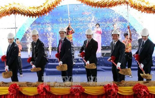 Các đại biểu thực hiện nghi thức khởi công Dự án. Ảnh: An Hiếu - TTXVN
