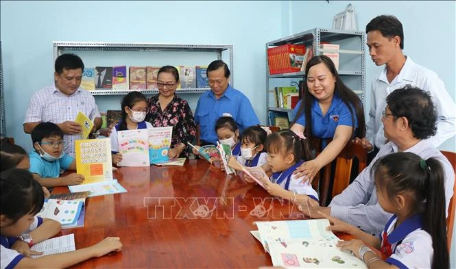 Các đại biểu tham quan Thư viện khuyến học xã Long Thạnh (huyện Vĩnh Lợi). Ảnh: Nhật Bình - TTXVN