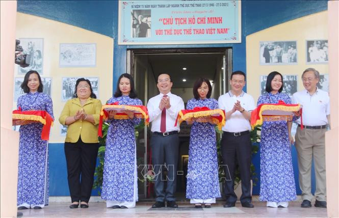 Các đại biểu cắt băng khai mạc triển lãm. Ảnh: Thu Hương - TTXVN