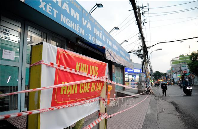 Phòng khám đa khoa Xóm Mới (quận Gò Vấp) tạm ngưng hoạt động do từng có trường hợp dương tính với SARS-CoV-2 đến khám bệnh. Ảnh: An Hiếu/TTXVN